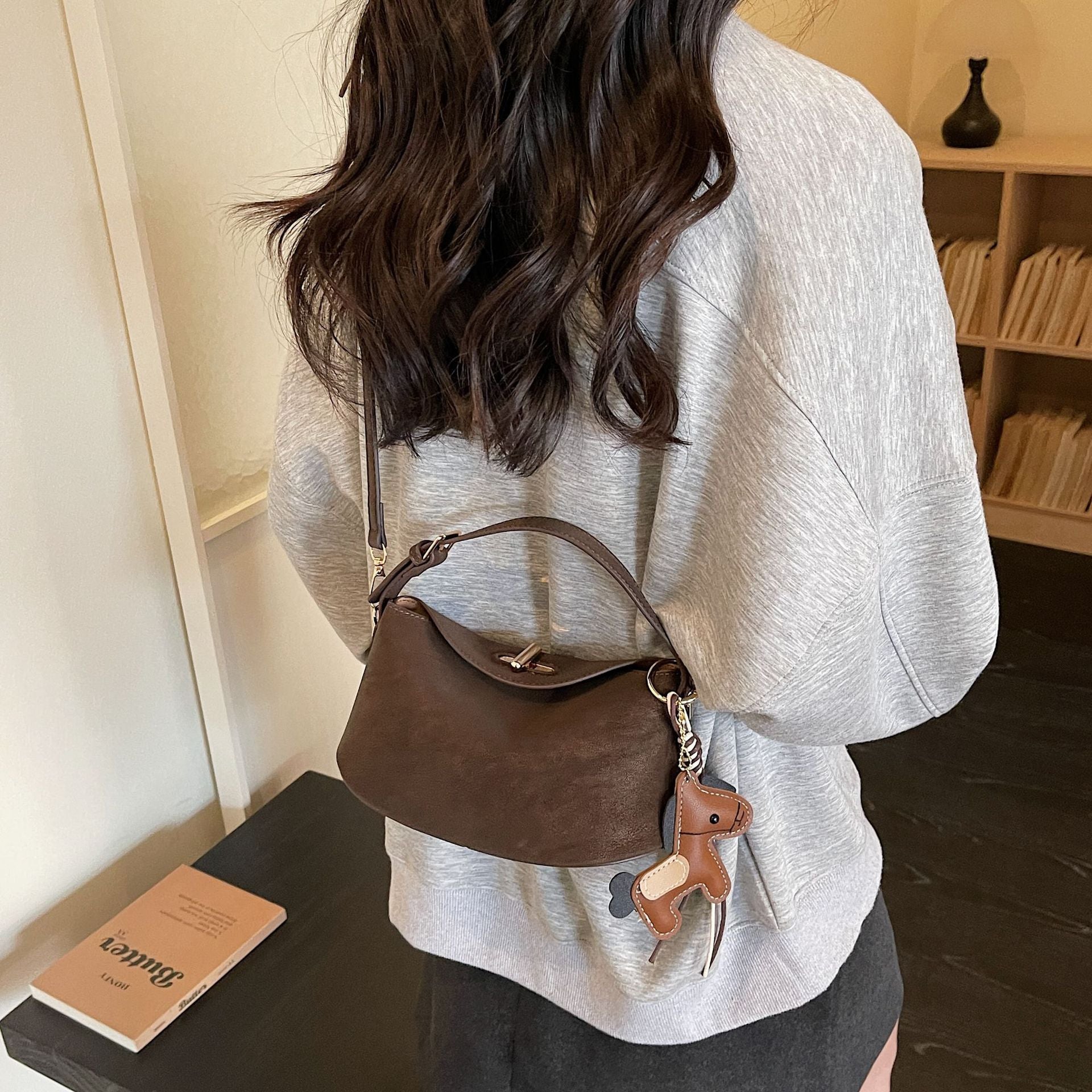 Damenschultertasche mit charmantem Anhänger und elegantem Design