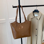 Damen elegante Handtasche aus hochwertigem Kunstleder mit verspieltem Anhänger