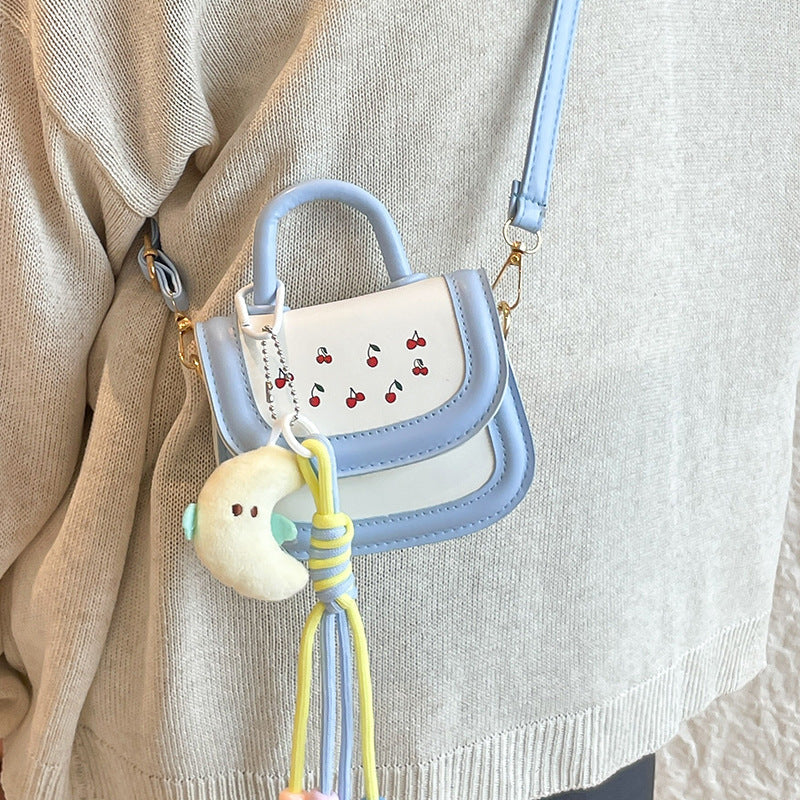 Damen Mini-Handtasche mit fröhlichem Kirschdesign und charmanten Anhängern