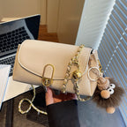 Damen Schultertasche mit dekorativem Anhänger und luxuriösem Kettenriemen
