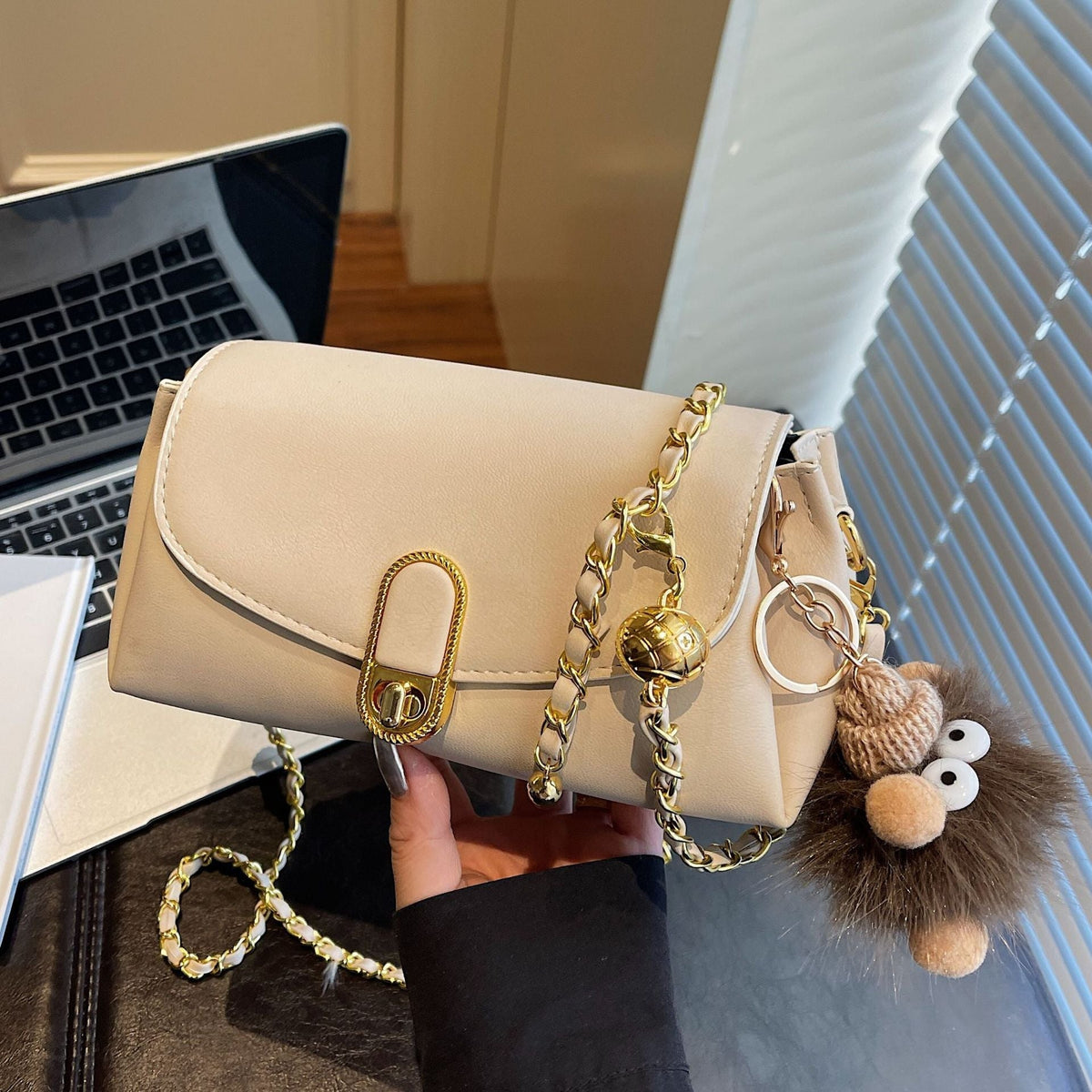Damen Schultertasche mit dekorativem Anhänger und luxuriösem Kettenriemen