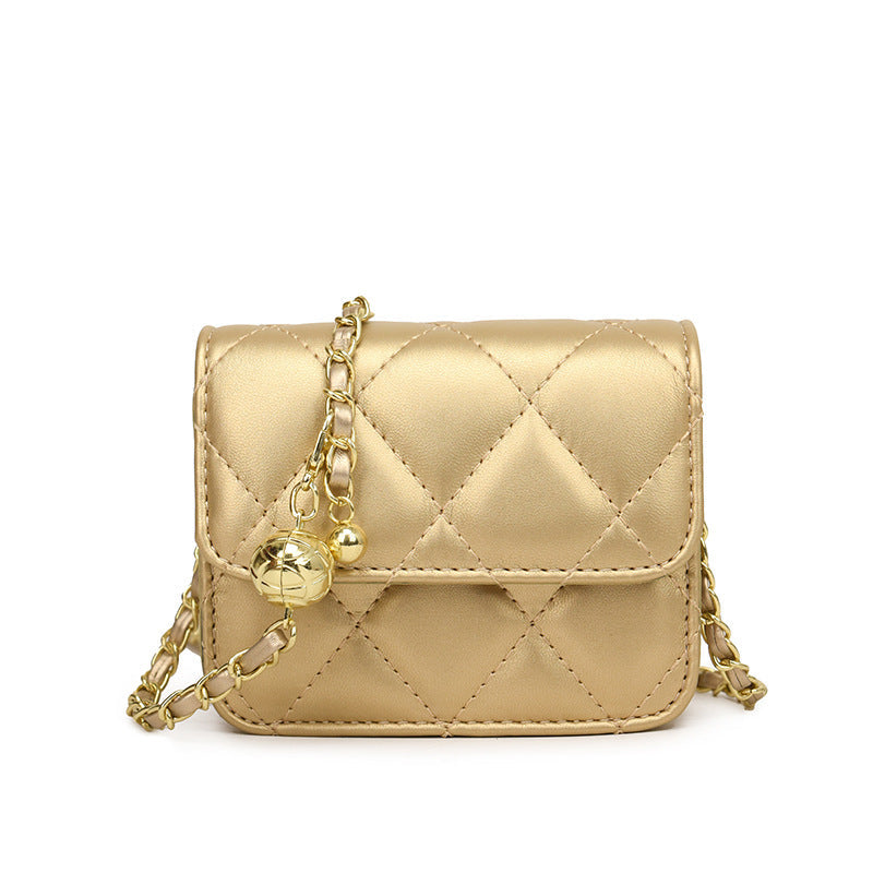 Damen Mini Umhängetasche mit glänzender Kette und charmantem Anhänger