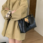 Damen Schultertasche mit elegantem Kettenakzent und süßem Anhänger