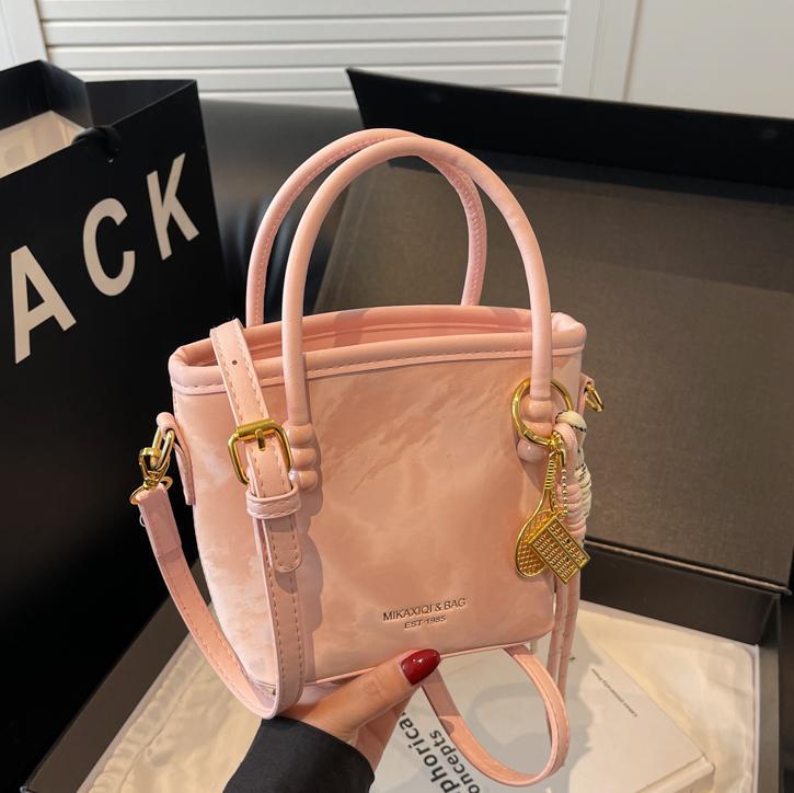 Damen Mini-Shopper Tasche mit modischer Kettenapplikation