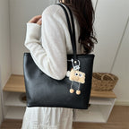Damen klassische Tote-Tasche mit charmanten Plüschspielzeug-Anhänger