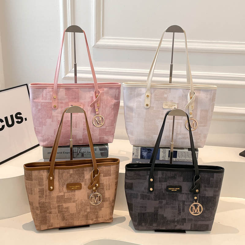 Damentasche mit stylischem Design, strukturiertem Muster und eleganten Details