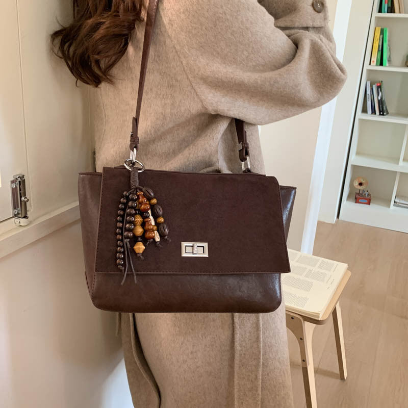 Damen elegante Schultertasche aus hochwertigem Kunstleder mit verspieltem Charme