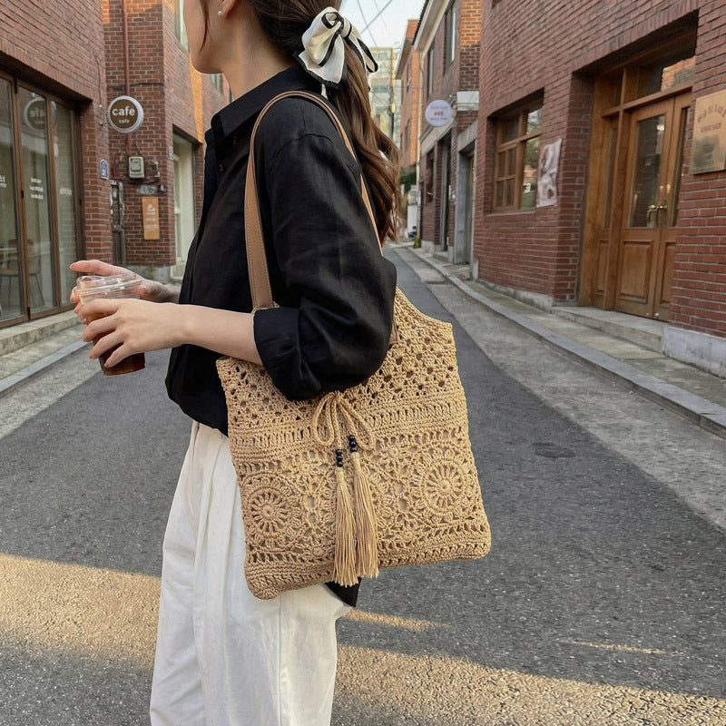 Damen Häkel-Schultertasche mit verspielten Fransen und dekorativen Details
