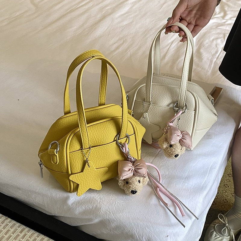 Damen Mini-Tasche mit dekorativem Anhänger