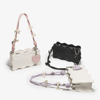 Damen Mini-Handtasche mit kreativem Wellenmuster und verspieltem Anhänger