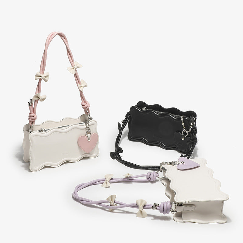 Damen Mini-Handtasche mit kreativem Wellenmuster und verspieltem Anhänger