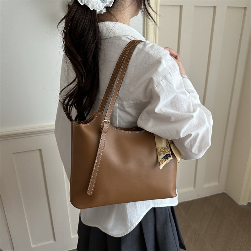 Damen elegante Tote-Bag mit feinem Tragegurt und modischen Accessoires
