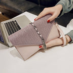 Damen-Clutch mit stylischer Kettenakzent