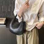 Damen Schultertasche aus hochwertigem Kunstleder mit modischem Besatz