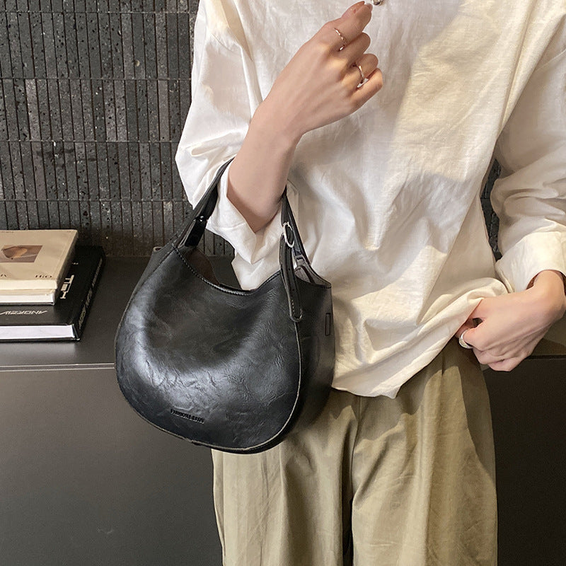Damen Schultertasche aus hochwertigem Kunstleder mit modischem Besatz