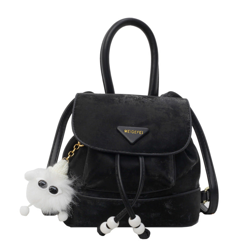 Damen Mini-Rucksack mit verspieltem Design und plüschigem Anhänger