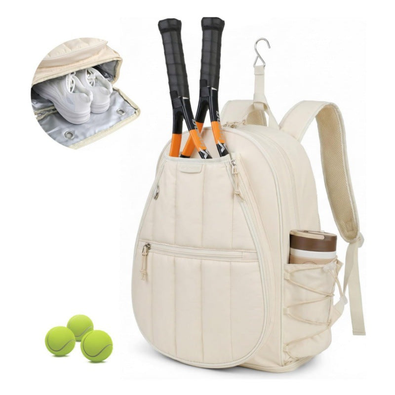 Sportlicher Rucksack mit speziellen Fächern für Tennisausrüstung