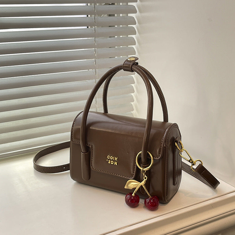 Damen Mini-Handtasche mit eleganter Struktur und charmantem Anhänger