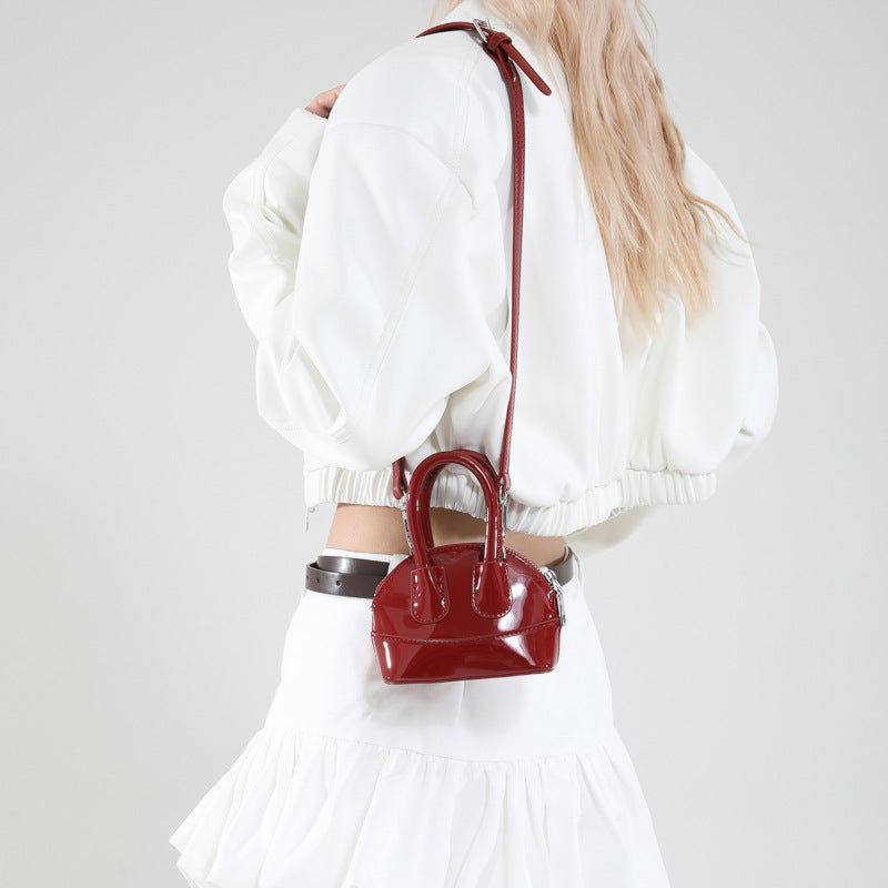 Damen Mini-Handtasche mit eleganter glänzender Oberfläche und abnehmbarem Schultergurt