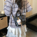 Damen Mini Schultertasche mit süßem Anhänger
