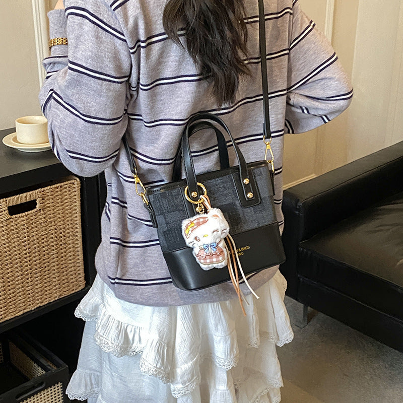 Damen Mini Schultertasche mit süßem Anhänger
