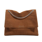 Frauen Clutch aus glänzendem synthetischem Leder mit dekorativem Kettenriemen