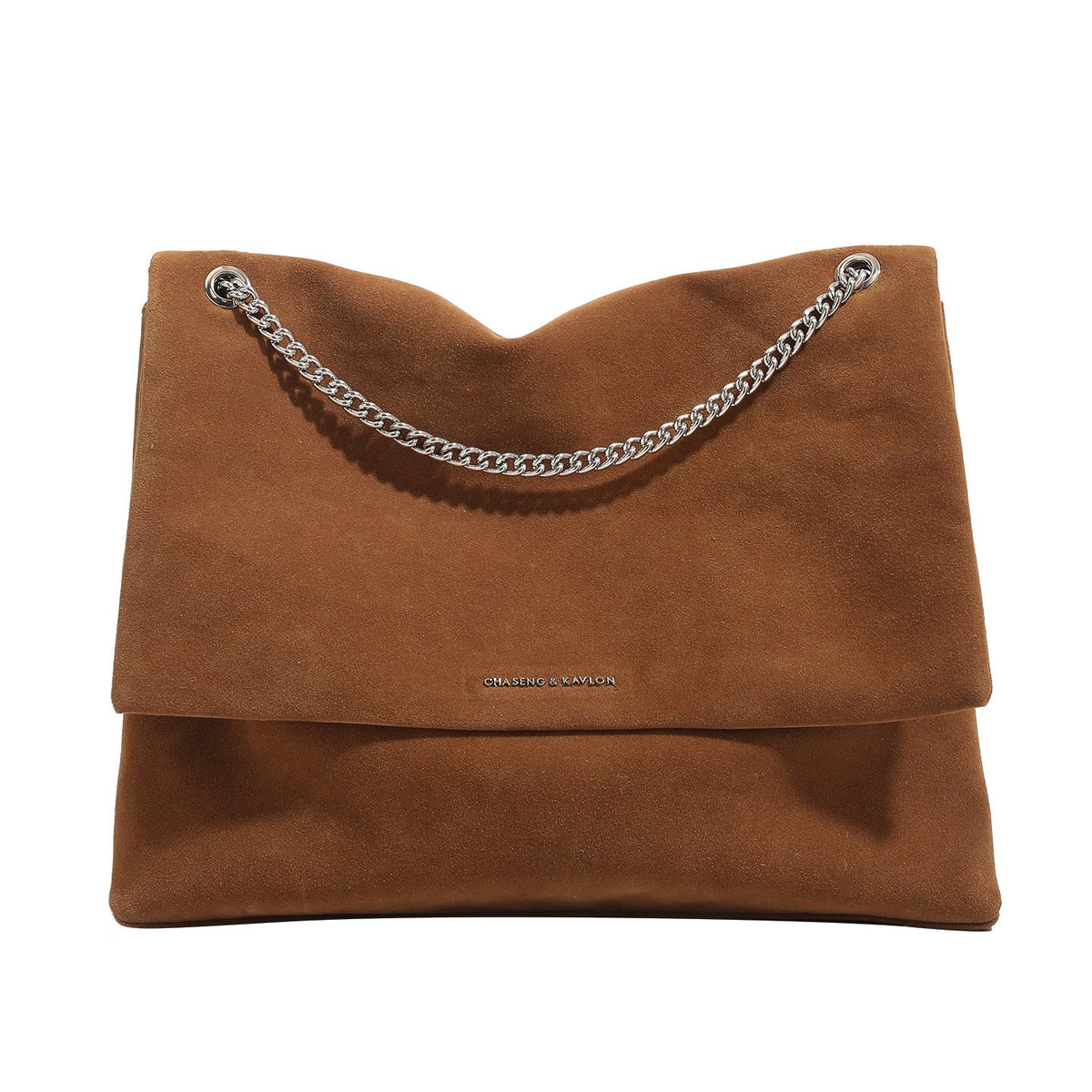 Frauen Clutch aus glänzendem synthetischem Leder mit dekorativem Kettenriemen