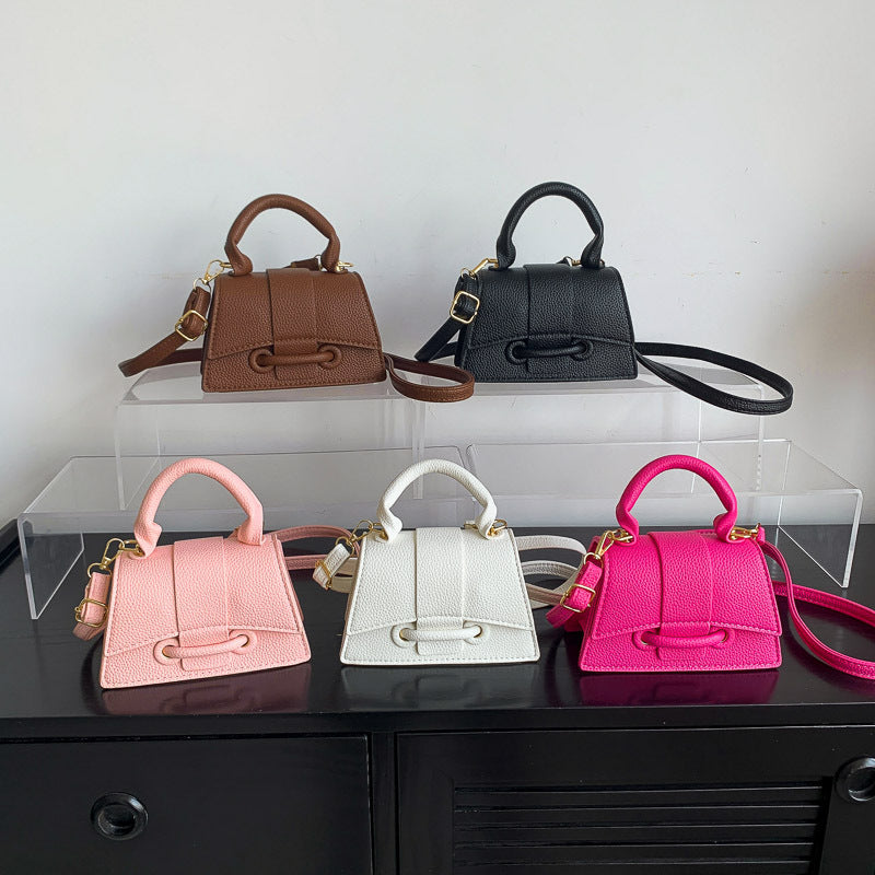Damen Mini-Handtasche aus strukturiertem Leder mit stylischer Verschluss