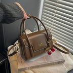 Damen Mini-Handtasche mit eleganter Struktur und charmantem Anhänger