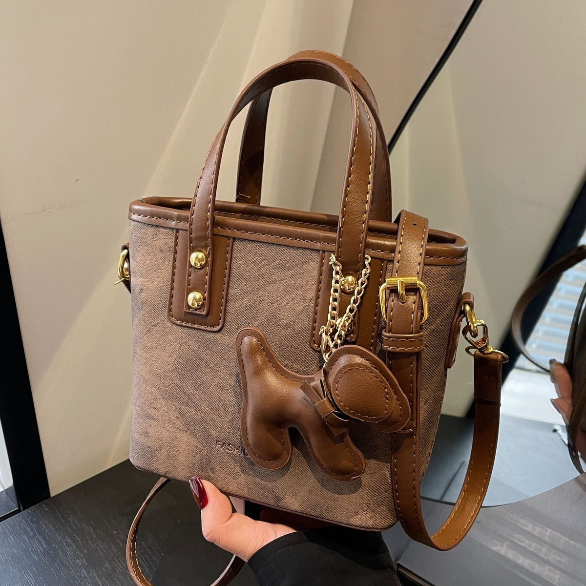 Damen-Mini-Tasche aus hochwertigem Material mit abnehmbarem witzigen Anhänger