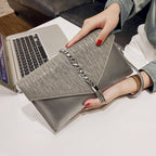 Damen-Clutch mit stylischer Kettenakzent