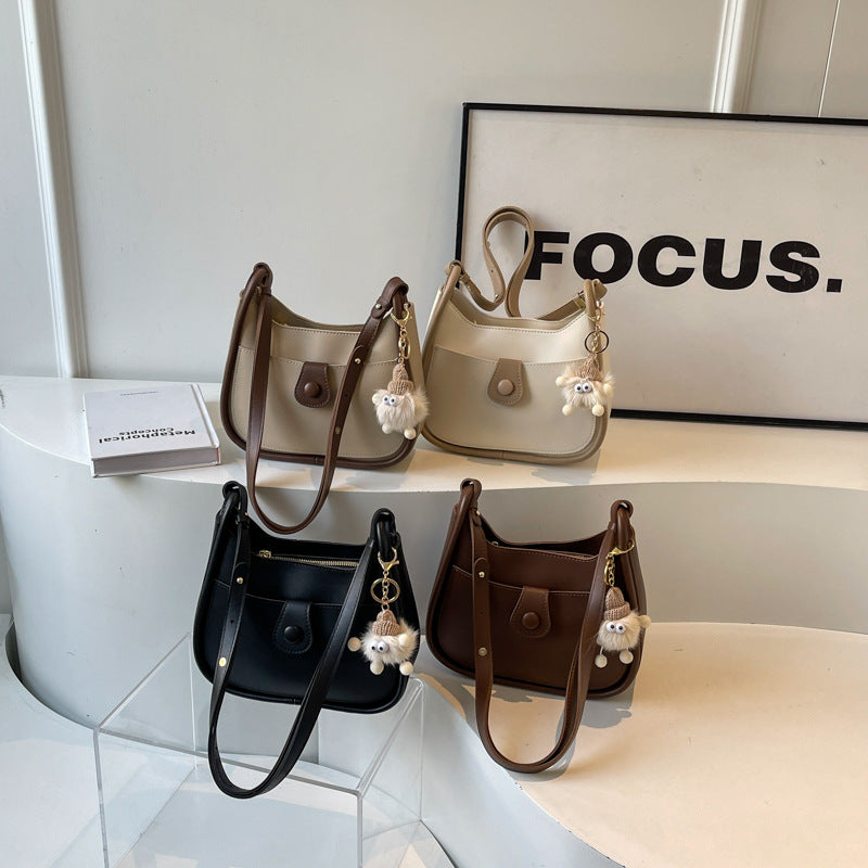 Damen Schultertasche aus hochwertigem Kunstleder mit verspieltem Charme