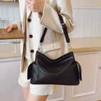 Damen Schultertasche aus hochwertigem synthetischem Leder mit einem stilvollen Design