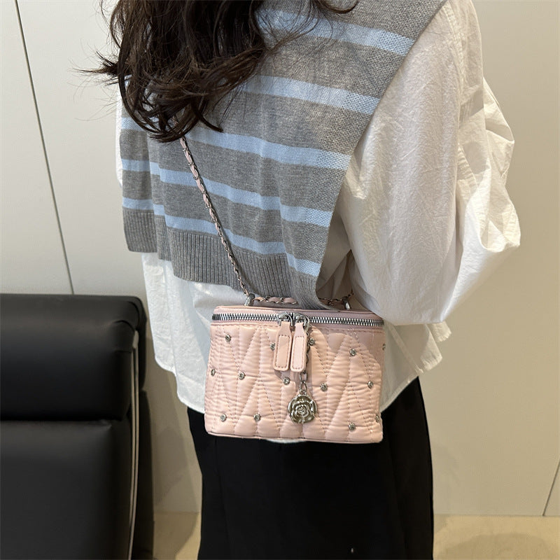 Damen Mini-Handtasche mit eleganter Steppung und Kettenanhänger