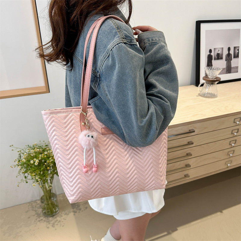 Damen Freizeit Tote Bag mit strukturiertem Wellenmuster und charmantem Anhänger
