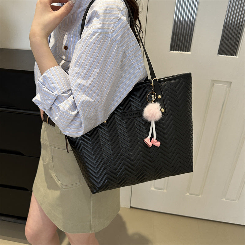 Damen Freizeotasche mit strukturiertem Wellenmuster und charmantem Anhänger