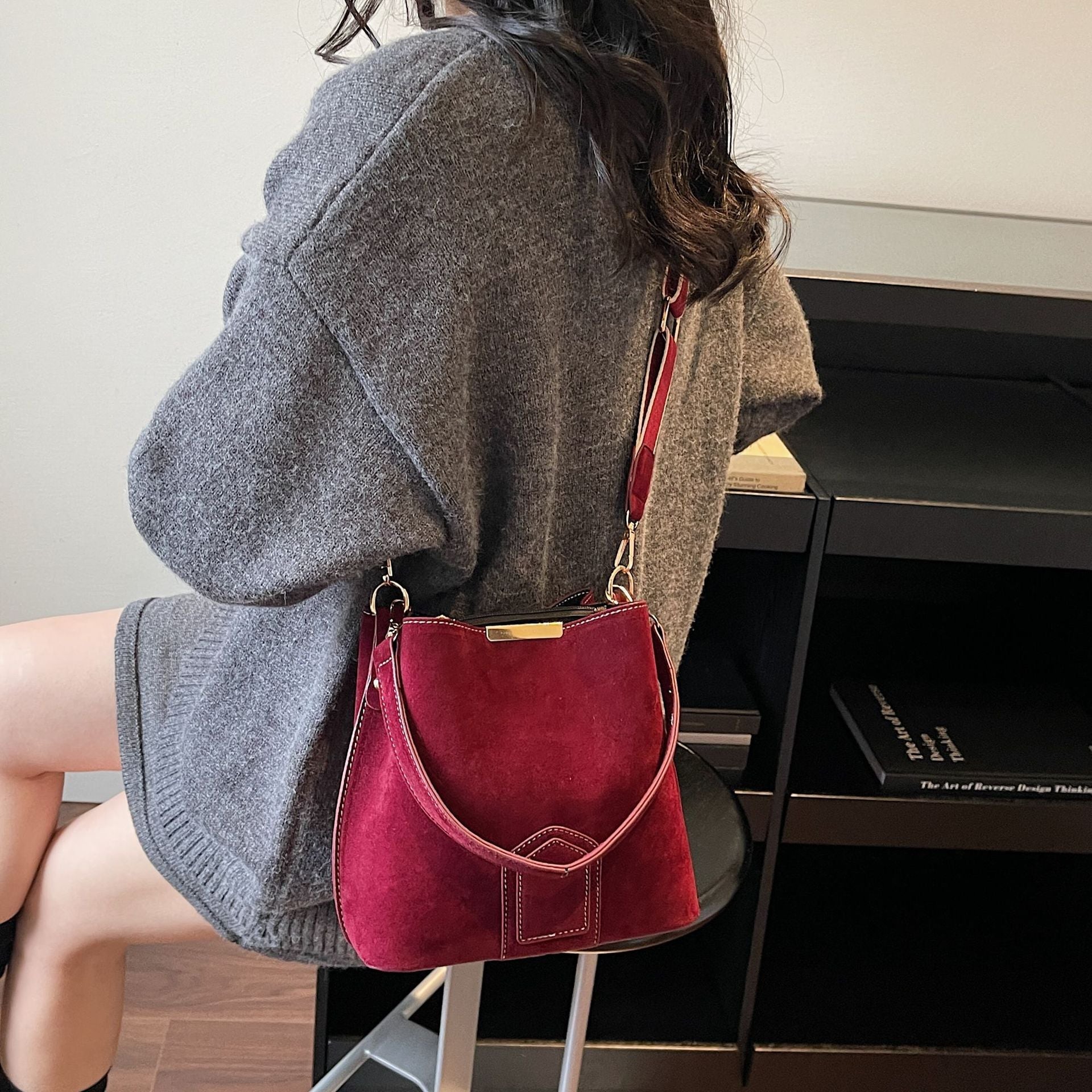 Damen praktische Schultertasche aus hochwertigem Wildleder