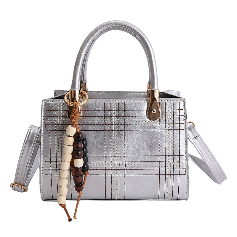 Damen Mini-Handtasche mit eleganter Struktur und goldenen Akzenten