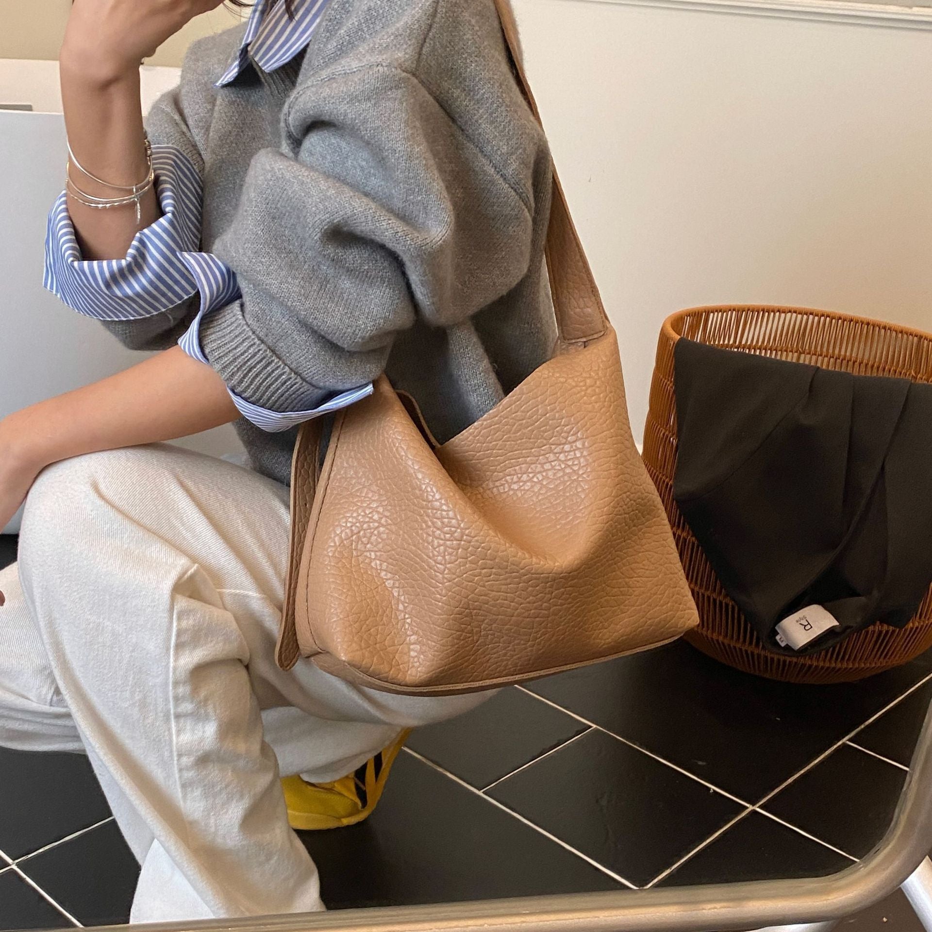 Damentasche mit stylischem Schulterdesign und strukturiertem Muster