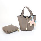Damen Hobo-Tasche mit abnehmbarem Mini-Organizer und charmantem Tieranhänger