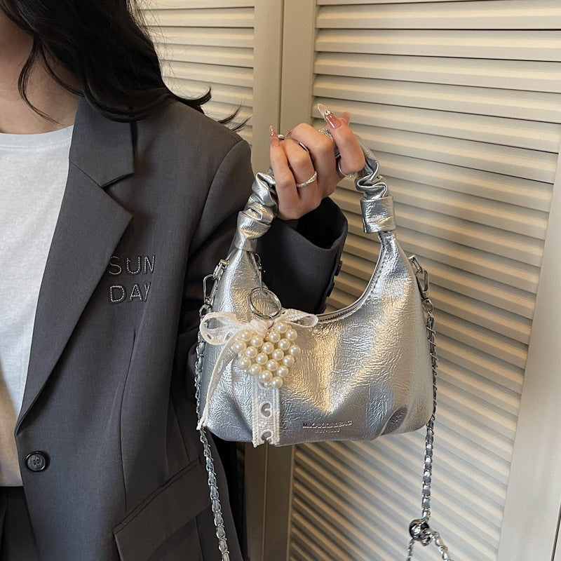Damen Mini-Handtasche mit voluminösem Rüschendesign und trendigen Charms