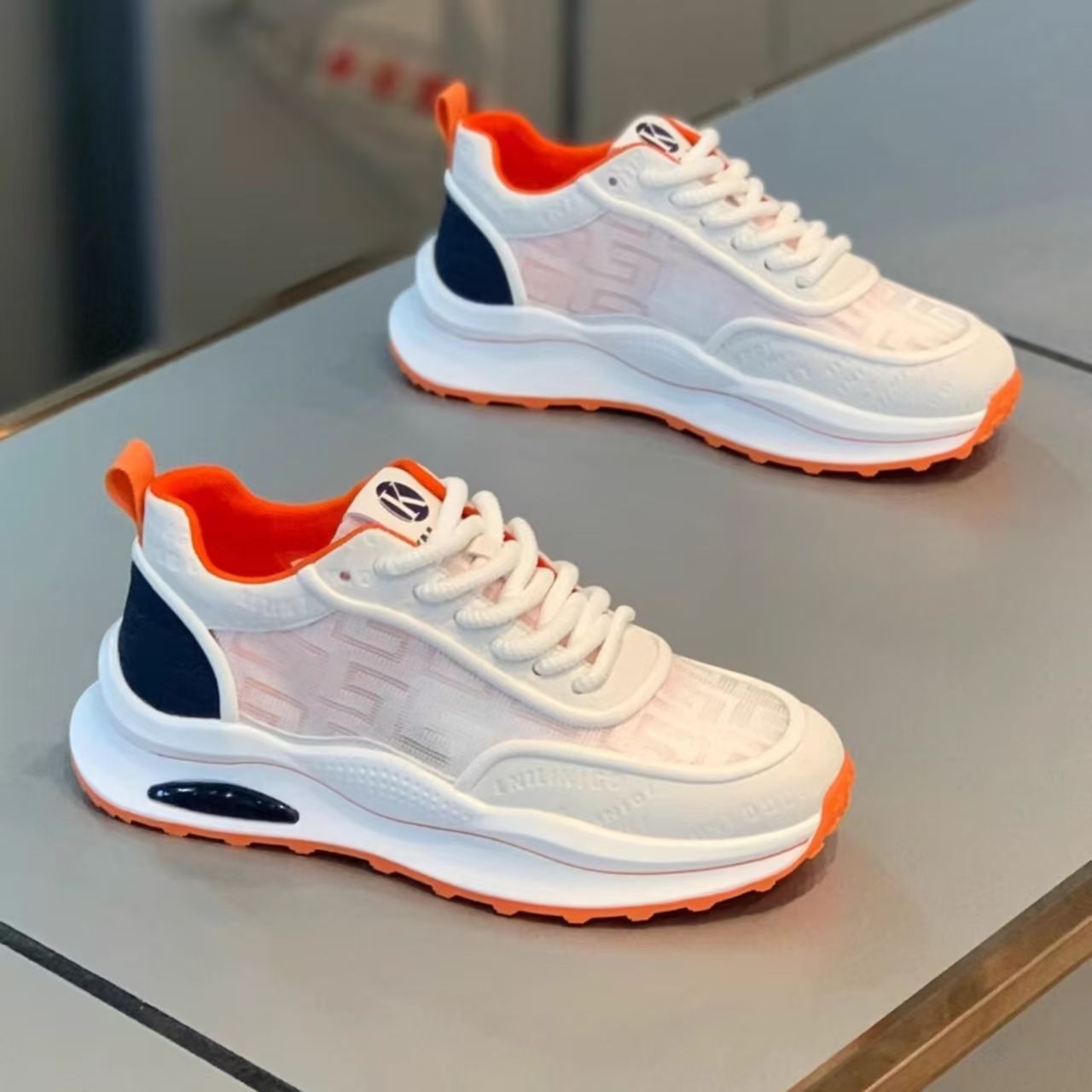 Damen Sport Sneakers mit flexiblem Dämpfungssystem und innovativer Oberflächenstruktur