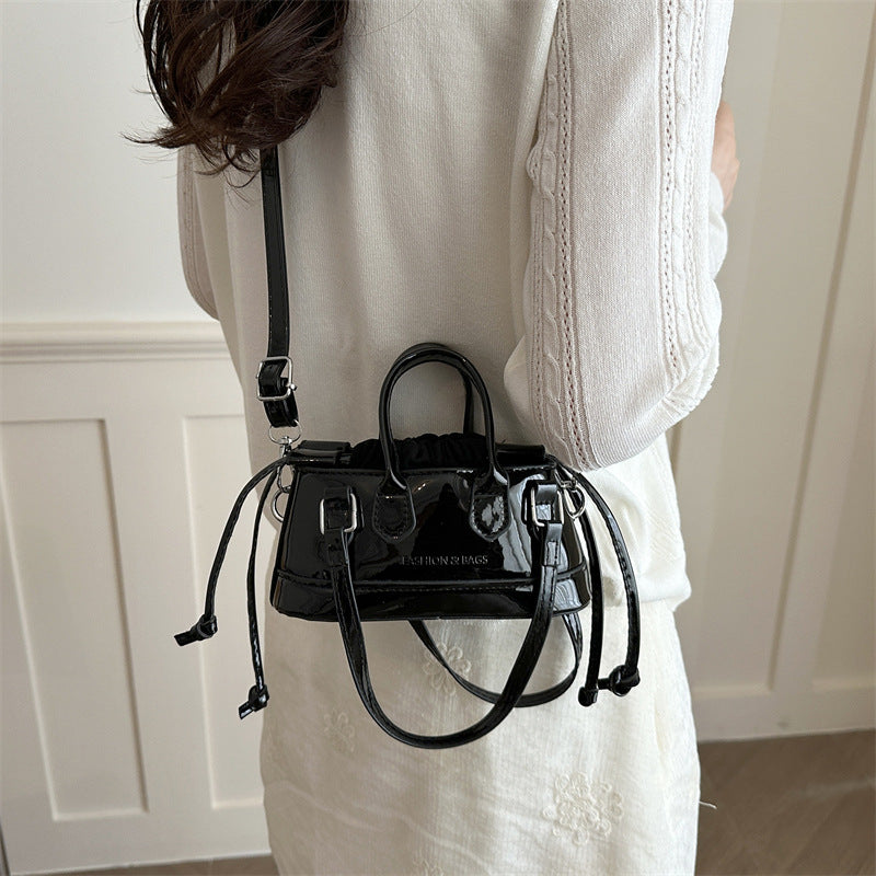 Damen Mini-Tasche mit verspieltem Kordelzug und glänzendem Finish