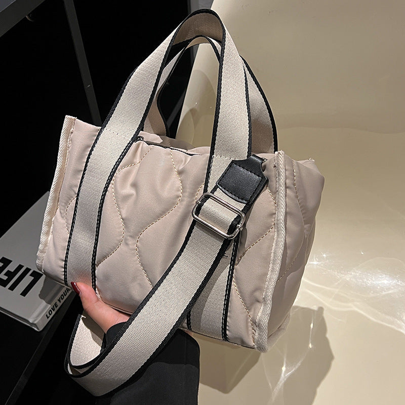 Praktische Schultertasche für Damen mit strukturierten Details