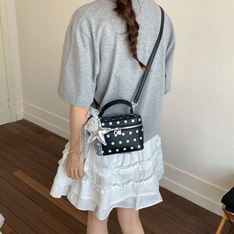 Damen Mini-Handtasche mit verspieltem Design und eleganten Akzenten