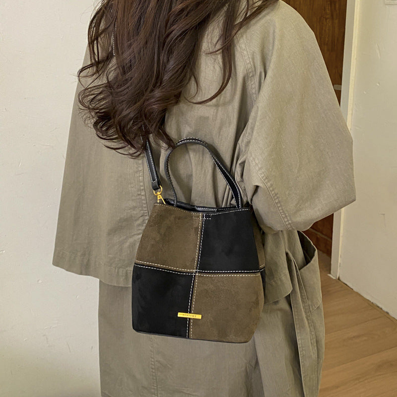 Damen Mini-Hobo-Tasche aus hochwertigem Wildleder mit dekorativen Nähten