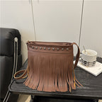 Damen Schultertasche mit Fransen und Nieten