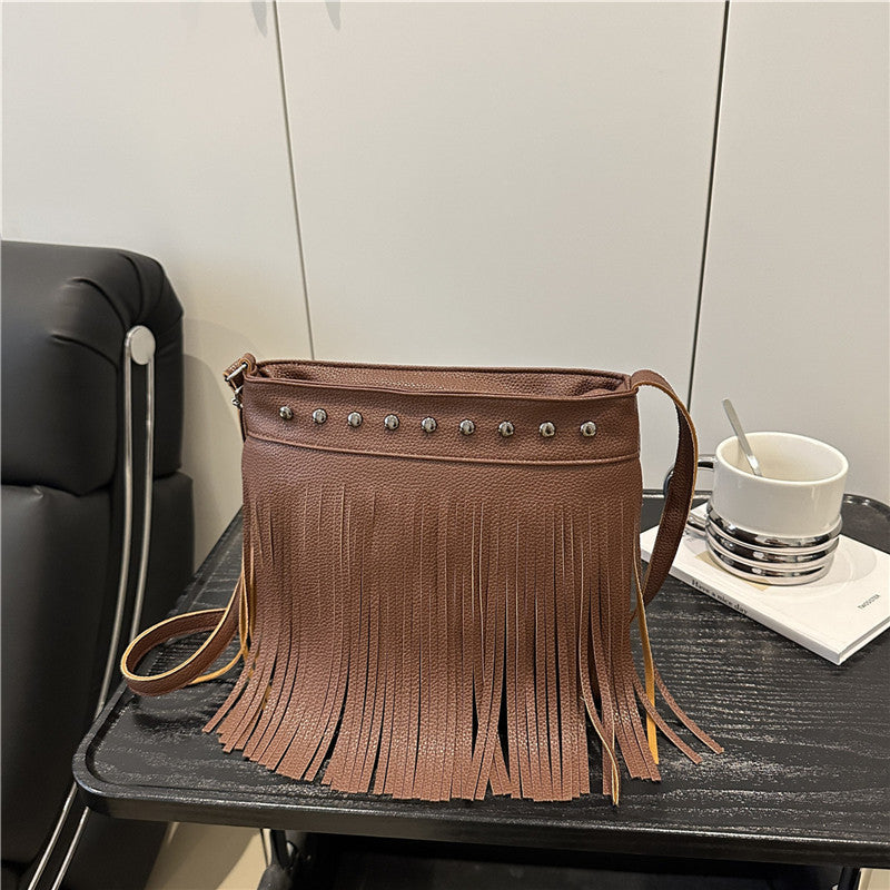 Damen Schultertasche mit Fransen und Nieten