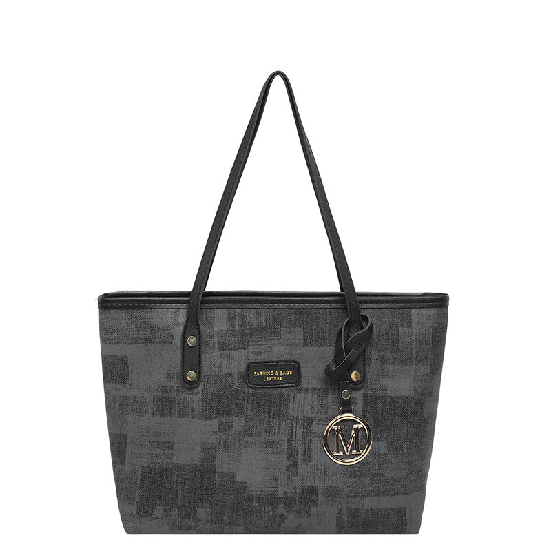 Damentasche mit stylischem Design, strukturiertem Muster und eleganten Details