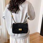 Elegante Schultertasche für Damen mit stylischem Kettenakzent